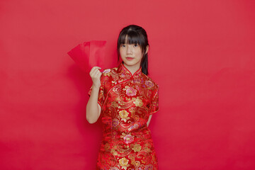 Asian woman wear a Chinese dress with a red envelope
