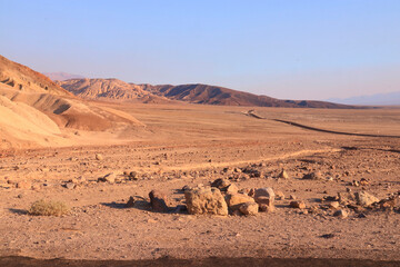 Fototapeta na wymiar Route dans le désert dans la vallée de la mort