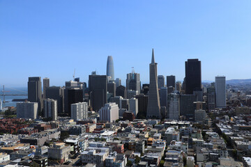Ville de San Francisco avec les tours et l'océan 