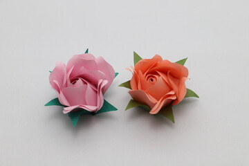 折り紙で作った手作りのバラの花