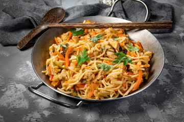 Fried noodles with chicken and vegetables.