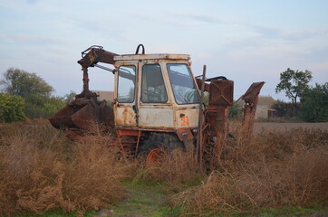 Obraz premium old tractor in the field