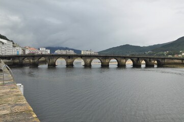 Fototapeta na wymiar Puente de la Misericordia en Viveiro cruzando el río Landro