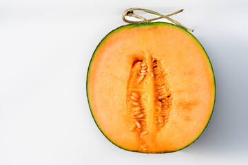 夕張メロンの断面、白背景/切り抜き素材