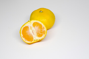 一個のミカンと半分のみかん