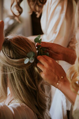 Fototapeta premium hairdresser cutting hair of a bride