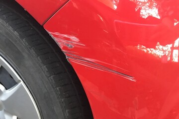 赤い車の傷