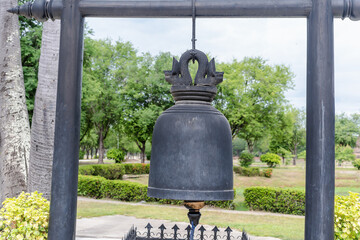 Obraz premium A bell in Thai temple with and green nature background at Sukhotai Historical Park, Famous Tourist Destination in Northern Thailand