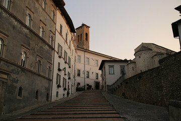 Fototapeta na wymiar View of Via della Duomo and its buildings in the city of Spoleto