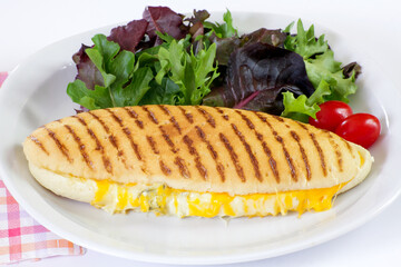 panini aux fromages sur une table