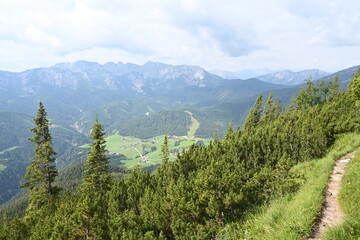 Naklejka na ściany i meble Wandern Bergsteigen auf den Guffert den Hausberg der Münchner in Tirol Österreich bei Achenkirch Rofan