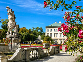 Herbststimmung in Schloss Mirabell und Mirabellgarten in Salzburg - obrazy, fototapety, plakaty