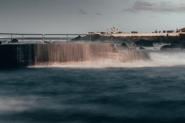 Paisaje mar&iacute;timo con rocas en el atardecer

