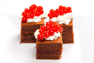 chocolate cakes with redcurrant and cream