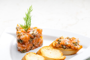 salmon tartare with toasted baguette