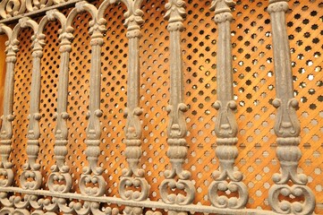 Reja de forja sevillana con celosía adornada de estrellas de ocho puntas