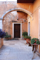 Fototapeta na wymiar Porte close dans un monastère en Crète