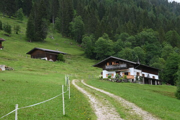 Wandern in der Kaiserklamm in den Tiroler Alpen