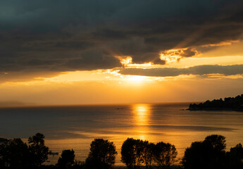 Fototapeta na wymiar sunset, golden hour, the sun sets on the sea