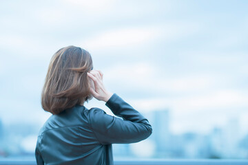 遠くを見つめる女性
