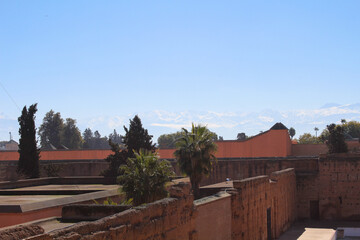 Fototapeta na wymiar Ausblick über die Dächer von Marrakesch mit Blick auf die Berge