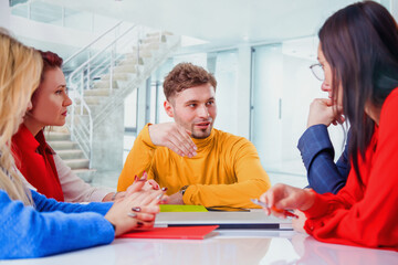 Obraz premium The chief designer leads the meeting