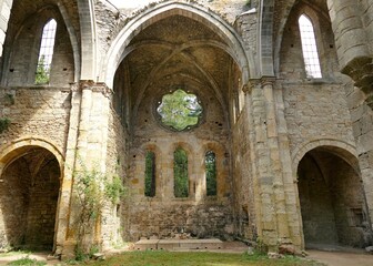 Fototapeta na wymiar Vestiges de l’intérieur de l’abbaye Sainte-Marie de Villelongue en ruines 