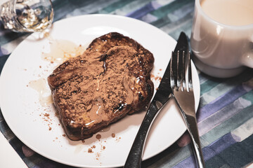 シナモンたっぷりの甘いレーズンパンのフレンチトースト