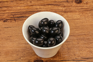 Black olives in the bowl