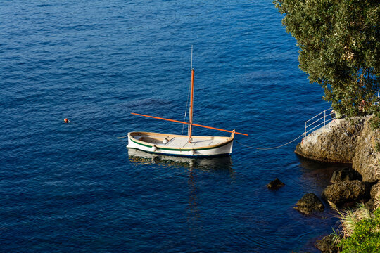 Piccolo gozzo ormeggiato presso Porto Pidocchio (Liguria, Promontorio di Portofino, Italia)