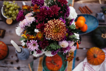 Obraz premium autumn background.vintage table with pumpkins and oranges in the autumn garden.thanksgiving,autumn party