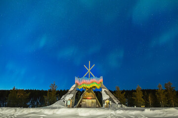 aurora boreal sobre punto de información en forma de tipi