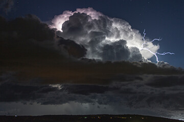 nube de tormenta con rayos y lluvia