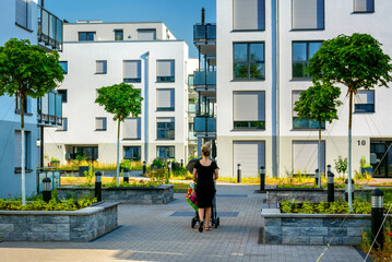 Moderne Wohnanlage Appartementgebäude mit Begrünung im Sommer - Modern apartment building with...