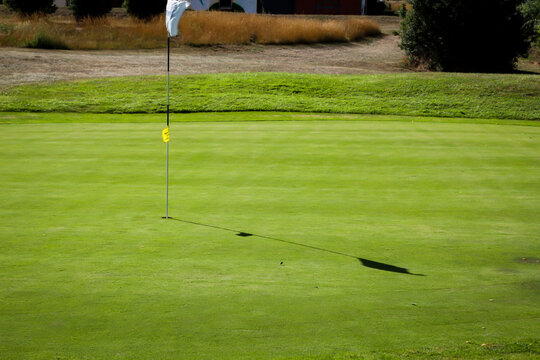 Eine Fahne in einem Loch auf dem Grün eines Golfplatzes