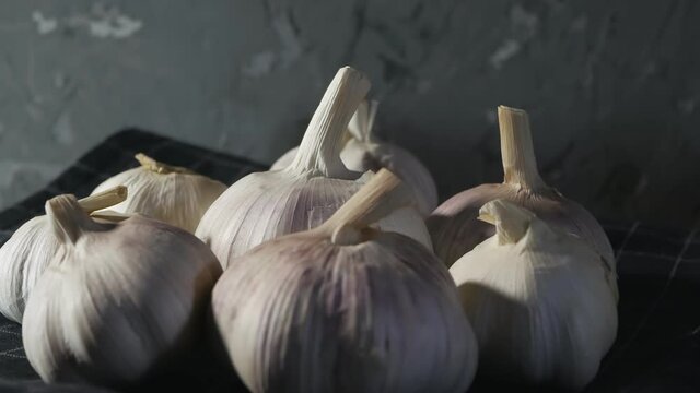 many heads of garlic rotate slowly. Close-up. 4k