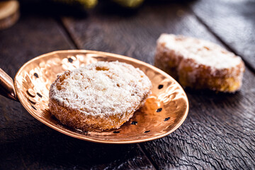 Dessert of fried or baked bread with sugar and cinnamon, known as slice of gold, slice of lamb, french toast, Eggy bread, french toast, 