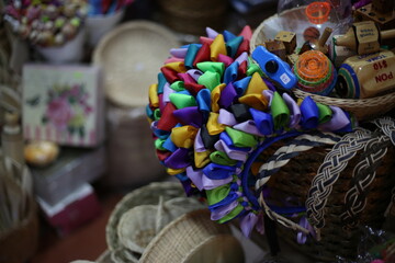 Diademas hecha con listones de colres en mercado mexicano