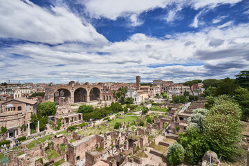 Fototapeta na wymiar Roma antigua con cielo calro con nubes