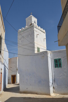 Altstadt in Tunesien mit Moschee und Gasse
