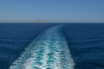 Obraz premium path of boat in the water