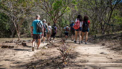 Grupo de excursionistas en el Parque Nacional El Cubano en Topes de Collantes Cuba