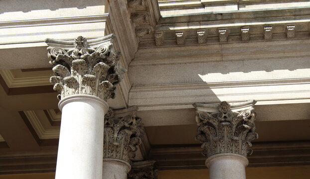 Capitelli corinzi e colonne del monumento storico