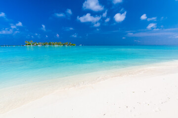 Fototapeta na wymiar White sandy beach in Maldives with amazing blue lagoon
