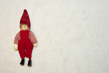 Figur Mann mit Zipfelmütze und Latzhose in rot.