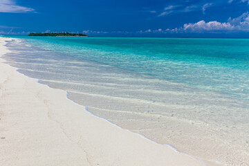 Fototapeta na wymiar White sandy beach in Maldives with amazing blue lagoon