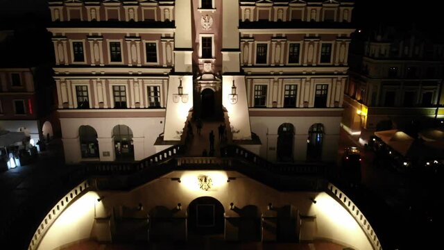 Widok na ratusz w Zamościu nocą