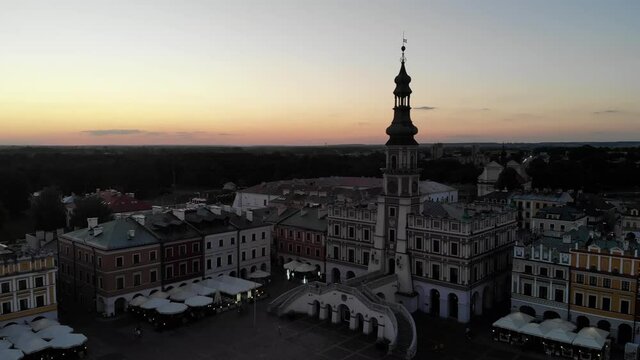 Ratusz i Rynek w Zamościu o zachodzie słońca