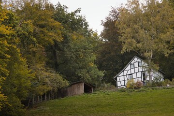 Haus mit kleiner Hütte im Wald