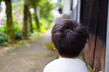 岐阜県 郡上市を歩く日本人の子供